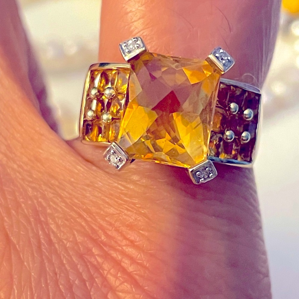 ❗️LAST PRICE❗️STUNNING 10K YELLOW GOLD CENTER CITRINE STONE AND SMALLER STONES